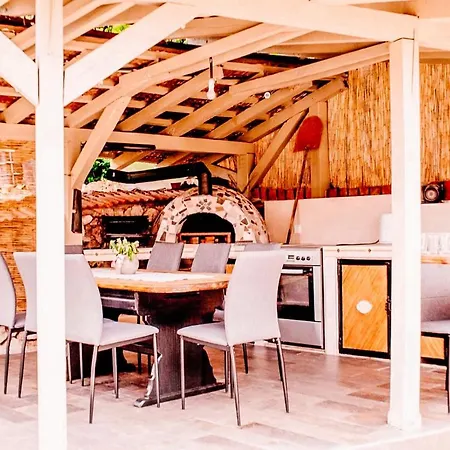 Paradise Garden فيلة